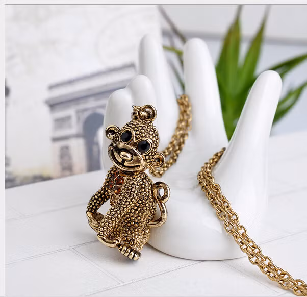 Mặt dây chuyền hình khỉ.