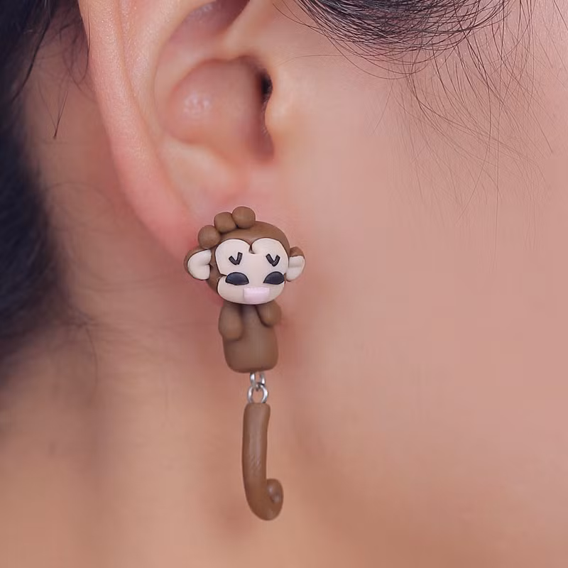 Một kiểu bông tai hình khỉ dễ thương khác.