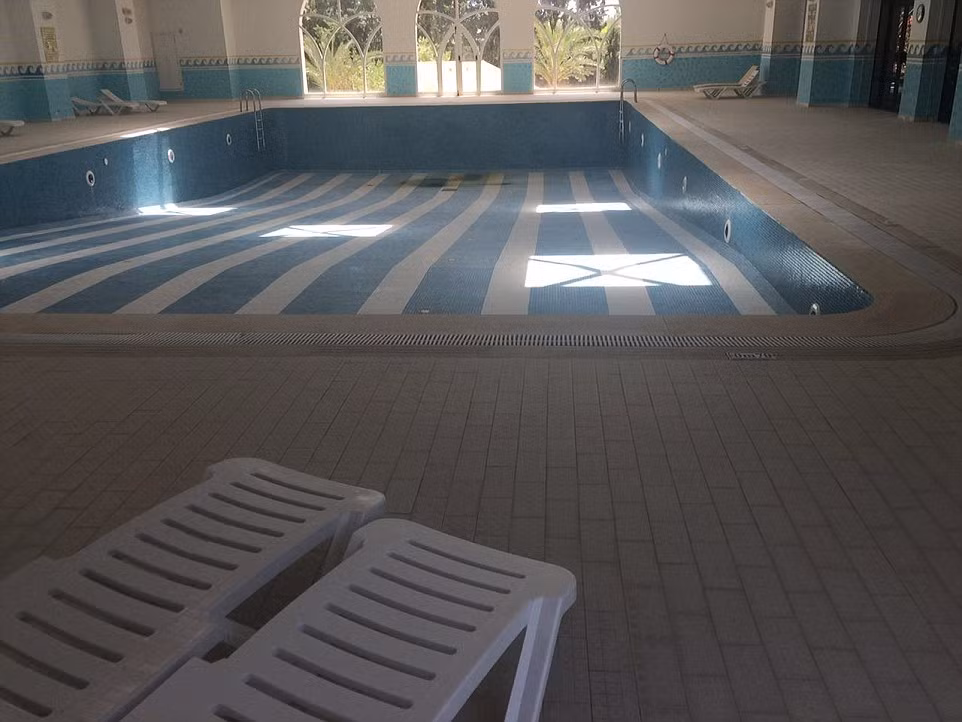 Khách sạn nghỉ dưỡng này trở nên hoang tàn sau 1 năm bị lãng quên.