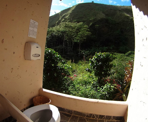 Toilet với view nhìn ra không gian núi rừng của Peru.