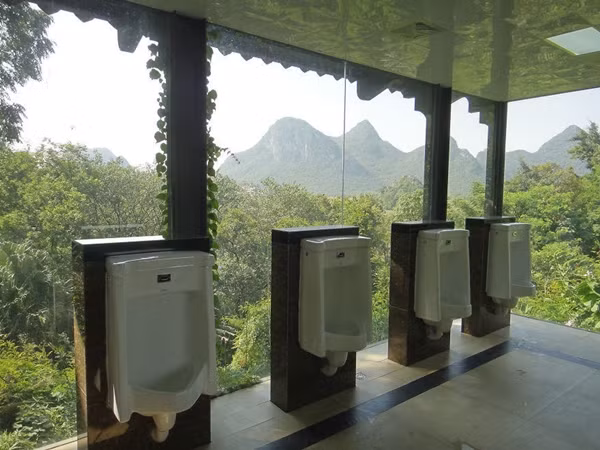 Toilet nam gần gũi với thiên nhiên ở Trung Quốc.