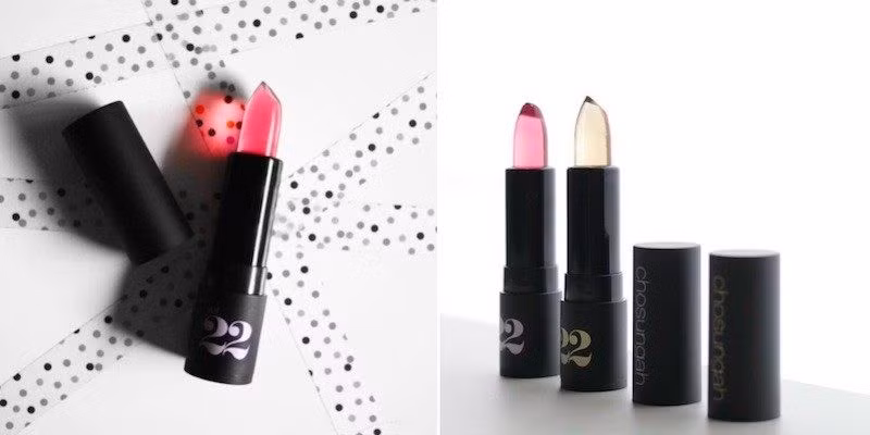 Đây là dòng son dưỡng môi mới nhất với cấu trúc, thành phần và cả công dụng rất đặc biệt, đủ khiến bạn mê mẩn ngay từ lần đầu tiên dùng thử. Những thỏi son jelly được thiết kế mềm mại như miếng kẹo dẻo, nhìn thì trong suốt nhưng lên môi lại bám chẳng kém son lì.