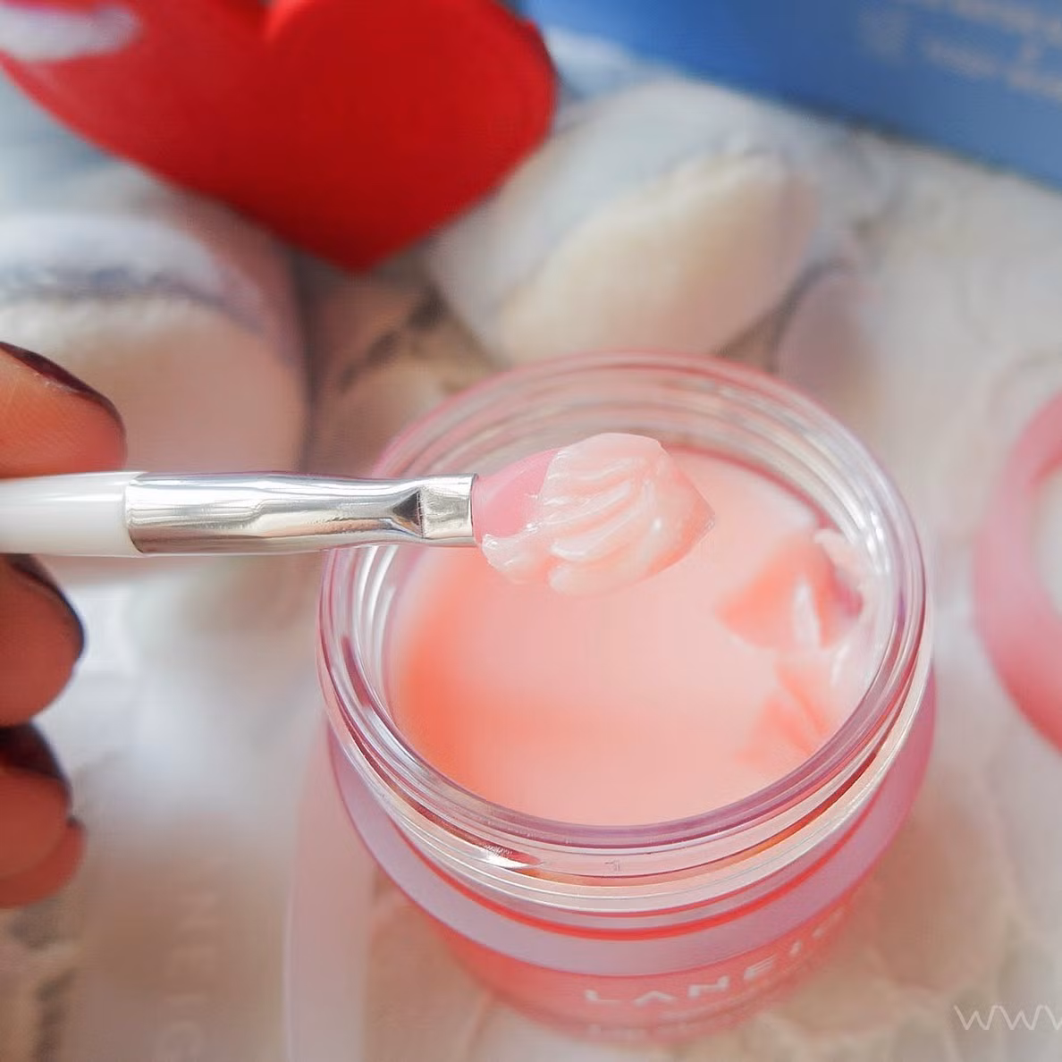 Mặt nạ ngủ cho môi: Mặt nạ ngủ cho môi cũng là một trong những từ khóa hot 2015. Những loại mặt nạ ngủ cho đôi môi đều có một điểm chung là kết cấu tương đối dày và đặc, cung cấp độ ẩm và chống mất nước suốt đêm, giúp làn da môi mượt mà và mềm mịn hơn vào sáng hôm sau.