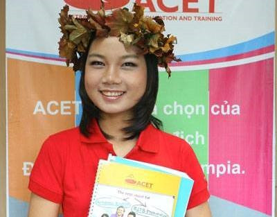 Cô gái giành vòng nguyệt quế năm thứ 11 là Phạm Thị Ngọc Oanh (THPT Tiên Lãng, Hải Phòng). Oanh là cử nhân Thương mại kế toán và tài chính của ĐH Swinburne, Autralia. Sau khi tốt nghiệp, cô làm việc ở Melboune để tích lũy kinh nghiệm và xin học bổng học thạc sĩ tại Mỹ. Ảnh: ACET.