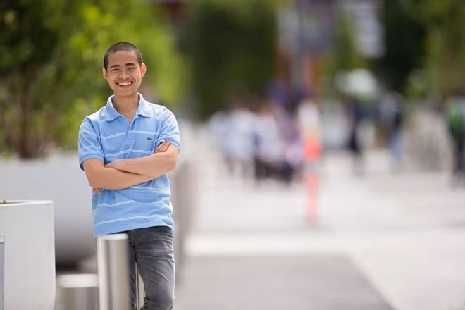 Hồ Ngọc Hân (THPT Quốc học Huế, Huế) chủ nhân vòng nguyệt quế Olympia năm thứ 9, đồng thời là thủ khoa khối B, ĐH Khoa học tự nhiên, ĐH Quốc gia TP HCM. Sau khi nhận được suất học bổng du học, Hân trở thành sinh viên ĐH Swinburne, Australia và đang tiếp tục học tiến sĩ để theo đuổi giấc mơ nghiên cứu khoa học. Ảnh: FBNV.