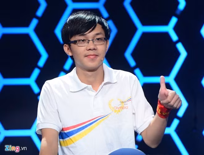 Văn Viết Đức (học sinh THPT thị xã Quảng Trị, Quảng Trị) là nhà vô địch gần đây nhất của Đường lên đỉnh Olympia. Trong kỳ thi THPT quốc gia 2015, Đức giành kết quả rất cao - 28,5 điểm khối A với Toán: 9, Lý: 9,5, Hóa 9,5 và cộng 0,5 điểm khu vực. Chàng trai sinh năm 1997 đã lên đường du học Australia vào giữa tháng 7 vừa qua. Ảnh: FBNV.