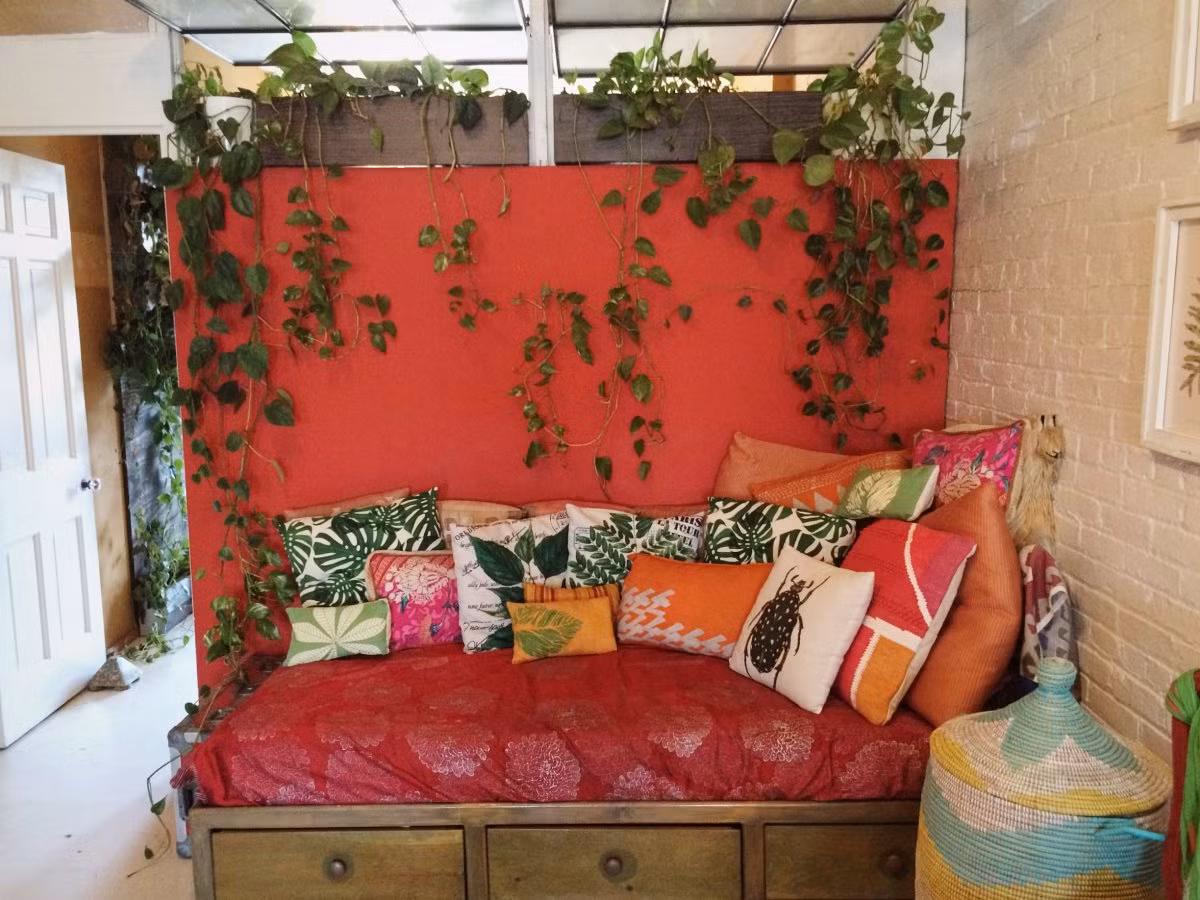 Các khu nghỉ ngơi có những giàn dây leo xanh tốt.