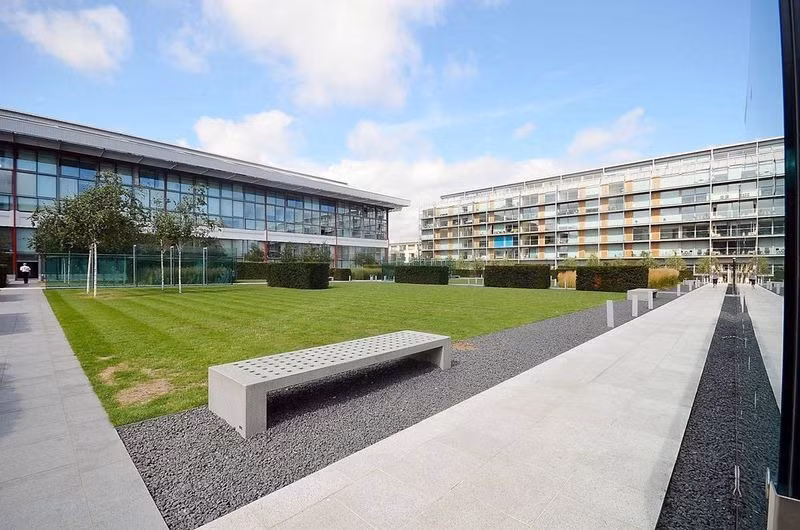 Dưới bàn tay của các kiến trúc sư tài giỏi, khu căn hộ Highbury Square thật sự biến thành một ốc đảo xanh yên bình nằm khép mình giữa một London ồn ào và náo nhiệt.