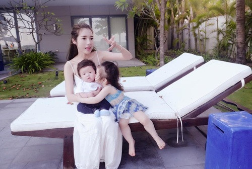 Là một trong những mỹ nhân có lối sống khá phóng khoáng nhưng kể từ ngày có con, Elly Trần lại bộc lộ khả năng làm mẹ thực thụ. Dù mới sinh con nhưng ngay lập tức "người đẹp ngực bự" đã lao vào công việc để chăm lo chu toàn cho cuộc sống của hai nhóc tì đáng yêu. Mặc dù không công bố nhà của mình nhưng từ một số bức ảnh hàng ngày vẫn có thể thấy mẹ con Elly đang sống trong một căn hộ rộng rãi, sang trọng và tiện nghi.