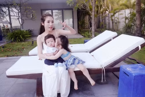 Là một trong những mỹ nhân có lối sống khá phóng khoáng nhưng kể từ ngày có con, Elly Trần lại bộc lộ khả năng làm mẹ thực thụ. Dù mới sinh con nhưng ngay lập tức "người đẹp ngực bự" đã lao vào công việc để chăm lo chu toàn cho cuộc sống của hai nhóc tì đáng yêu. Mặc dù không công bố nhà của mình nhưng từ một số bức ảnh hàng ngày vẫn có thể thấy mẹ con Elly đang sống trong một căn hộ rộng rãi, sang trọng và tiện nghi.