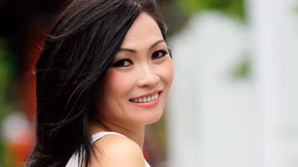 Với chất giọng đặc biệt, Phương Thanh được rất nhiều người biết tới. Chính vì vậy, Phương Thanh kiếm được nhiều hợp đồng quảng cáo với mức cát-xê cực khủng mà rất nhiều sao trong showbiz Việt mơ ước. Khi nhận làm gương mặt đại diện cho một thương hiệu đồ uống lớn nhất nhì thế giới, cô nhận thù lao khoảng 100.000 USD. Một quảng cáo khác với một hãng son môi cũng giúp Phương Thanh có được 30.000 USD chỉ trong vài ngày. Đây chỉ là 2 trong số rất nhiều nhãn hàng mà Phương Thanh từng hợp tác.