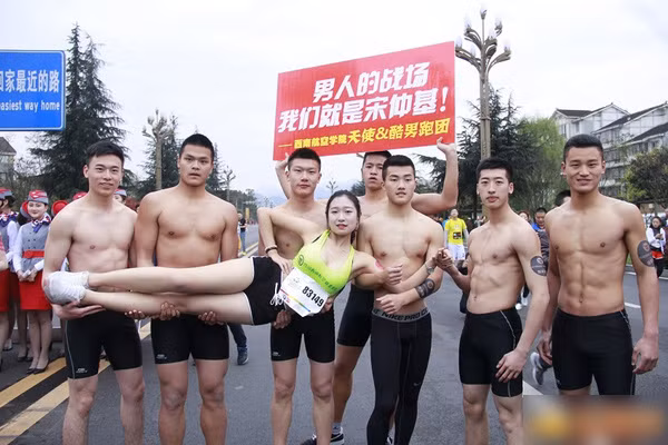 Những anh chàng tiếp viên tương lai với chiều cao trung bình trên 1,8m.