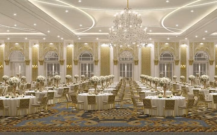 Phòng tổ chức sự kiện rộng lớn của khách sạn được trang hoàng lộng lẫy.