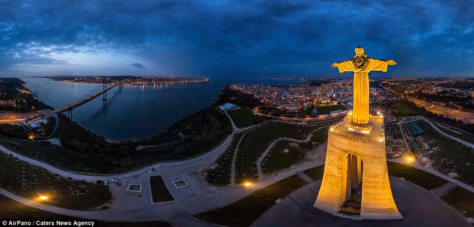 Bức tượng của Chúa Kitô nổi bật ở Lisbon lúc hoàng hôn.