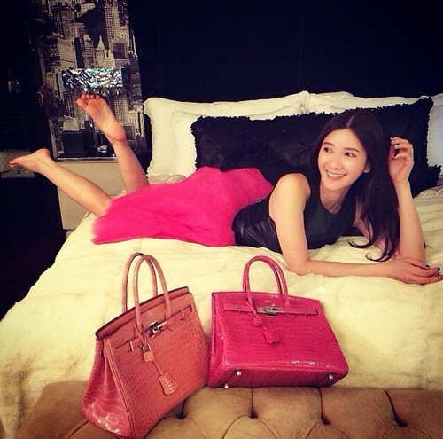 Jamie Chua là cựu tiếp viên hàng không của hãng Singapore Airlines và có cuộc ly hôn "bạc tỷ" với chồng cũ là đại gia Indonesia Nurdian Cuaca. Sau cuộc ly hôn với người chồng đại gia đã chung sống 15 năm, Jamie Chua cùng 2 con được nhận khoảng 10 tỷ đồng/1 tháng tiền trợ cấp từ người chồng cũ.