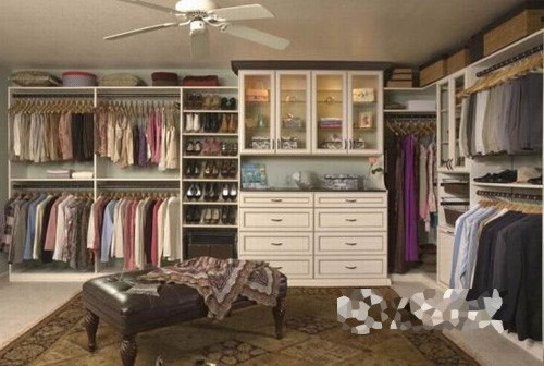 Những thương hiệu thời trang đình đám thế giới như Hermes, Louis Vuitton, Dolce &amp; Gabbana, Roberto Cavalli, Jimmy Choo, Manolo Blahniks... đều có mặt đầy đủ trong tủ đồ của Vic.