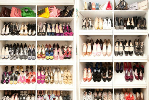 Tủ giày của Vic nhiều tới mức bạn có thể nhầm tưởng đây là một cửa hàng giày dép lớn.