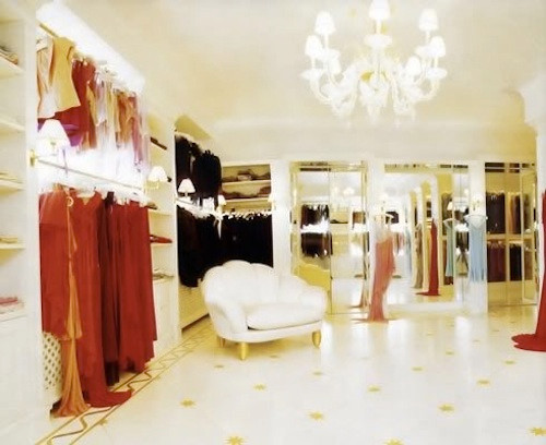 Nằm gọn trong ngôi nhà rộng thênh thang tại Mahattan, phòng chứa đồ của Mariah cũng chiếm một diện tích không nhỏ trong cơ ngơi này. Gọi là "tủ đồ" chứ thực chất, đây chính là một căn phòng rộng, với hàng loạt những kệ gỗ trắng phau, cao ngất đến tận trần nhà. Những chiếc váy, áo hàng hiệu đắt tiền cũng được Mariah ưu ái treo riêng, sắp xếp theo kiểu dáng, màu sắc và chất liệu để dễ tìm khi cần.