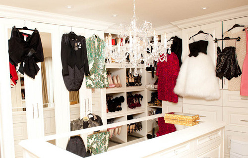 Bà Beck có cả một bộ sưu tập hàng hiệu với quần áo, giày dép, phụ kiện...Các khu vực được phân chia, sắp xếp quần áo theo màu sắc.