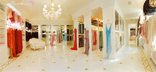 Là một trong những diva hàng đầu thế giới, Mariah Carey cũng có một tủ quần áo "xứng tầm" đẳng cấp của mình. Nữ ca sĩ này không ngần ngại "khoe" về tủ đồ trong mơ của mình.