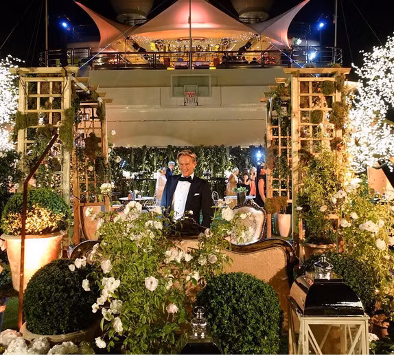 Nổi danh là một trong những du thuyền lớn nhất thế giới, Octopus có 2 tàu ngầm, 1 trạm kiểm soát, 1 bến tàu, một hồ bơi và 2 nơi đỗ trực thăng. Du thuyền này có chi phí chế tạo lên tới hơn 200 triệu USD. Bữa tiệc trên du thuyền tỷ phú Allen năm nay được trang trí với chủ đề Giấc mơ đêm hè (Midsummer Night Dream).