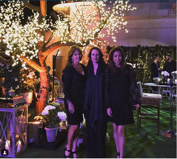 Cây cối trên du thuyền được thắp lên lung linh vào buổi tối.