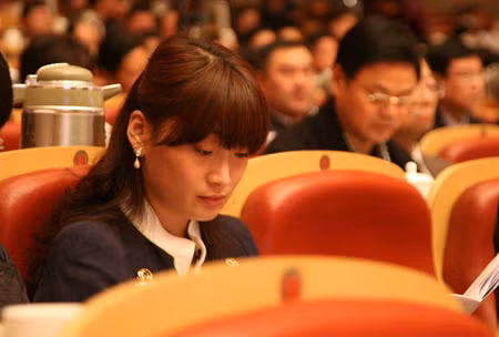 Năm 2013, ái nữ duy nhất của tỷ phú Zong Qinghou thừa nhận dù giàu có ở tuổi 30 nhưng cô vẫn chưa từng có bạn trai.