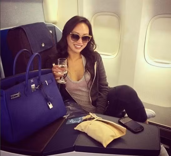 Cuộc sống của Dorothy được trải bằng nhung lụa và đô la. Sở hữu máy bay riêng, trang sức triệu đô, tủ đồ gây choáng ngợp, những chiếc túi có giá trị bằng gia tài tích góp cả đời của những người lao động trung lưu... là những điều quá nỗi quen thuộc trong cuộc sống của Dorothy.