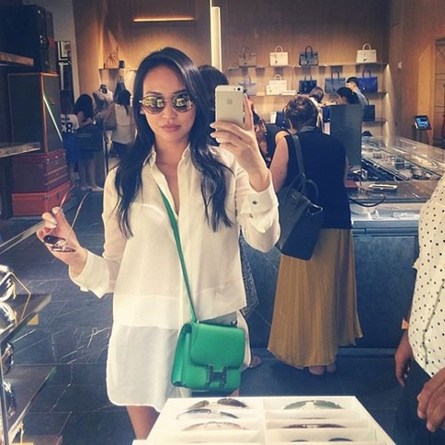 Dorothy Wang nổi tiếng với thói quen vui chơi tại các câu lạc bộ đêm. Có mặt trong danh sách quý tử nhà tỷ phú tại Beverly Hills của E! Online. Nữ thừa kế này hiện nằm trong danh sách những ngôi sao cần được chăm sóc tỉ mỉ cẩn thận nhất của khu mua sắm xa xỉ Beverly Hills.