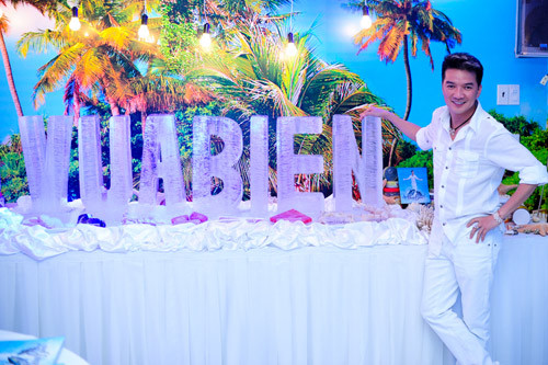 Đàm Vĩnh Hưng bán hải sản: Ông hoàng nhạc Việt không chỉ giới hạn hoạt động của mình trong lĩnh vực âm nhạc mà còn rất mát tay trong các hoạt động kinh doanh với chuỗi cửa hàng Vua Biển, cháo dinh dưỡng Cây Thị, quán hủ tíu mì sườn Tùng Hưng...