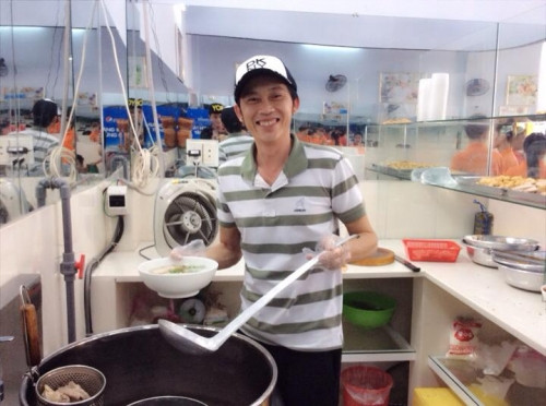 Năm 2014, Hoài Linh mở quán bán bún mọc tên Ròm Mập. Tên nhà hàng là sự kết hợp giữa tên thân mật của Hoài Linh – Bốn Ròm và một người bạn thân. Đúng như tên gọi, bún mọc Ròm Mập chỉ kinh doanh duy nhất món bún mọc.