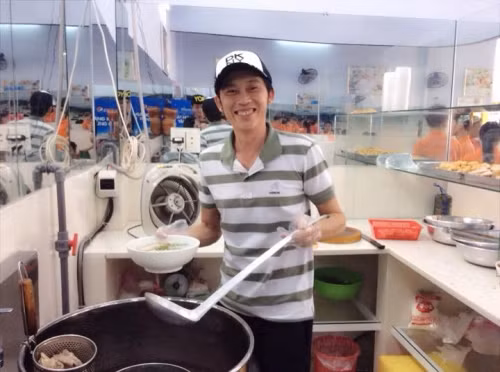 Năm 2014, Hoài Linh mở quán bán bún mọc tên Ròm Mập. Tên nhà hàng là sự kết hợp giữa tên thân mật của Hoài Linh – Bốn Ròm và một người bạn thân. Đúng như tên gọi, bún mọc Ròm Mập chỉ kinh doanh duy nhất món bún mọc.