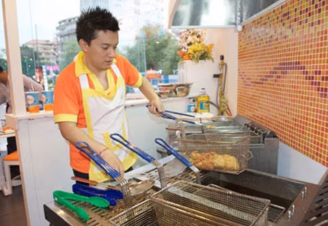 Ngoài nhà hàng tiệc cưới, "anh Hai" còn mở thêm nhà hàng thức ăn nhanh A2 Fish &amp; Chips gần cụm rạp chiếu phim Galaxy Nguyễn Du.