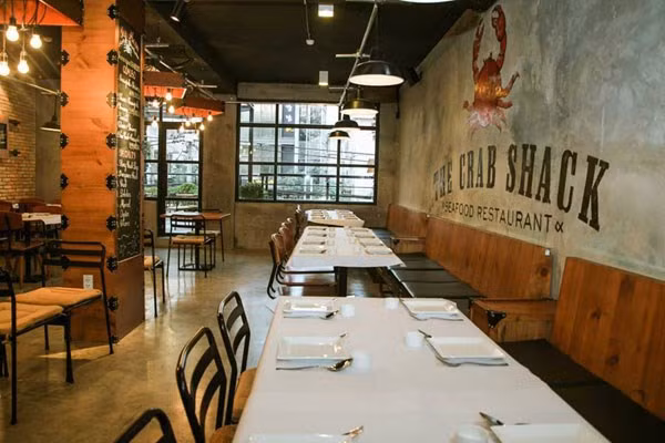 The Crab Shack có thiết kế lạ mắt, trẻ trung của cộng với thực đơn món ăn được chế biến theo khẩu vị người Việt, được giới trẻ ưa chuộng.