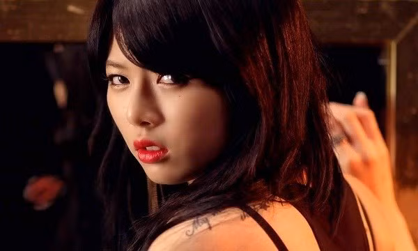 Dù biết rằng Phong không để ý nhưng ánh mắt kia, vẫn thực sự khiến Vân khó chịu. (Ảnh minh họa)