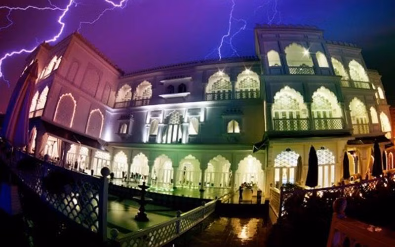 Lâu đài còn đặc biệt ấn tượng du khách ở hồ bơi nước biển có thể nghe nhạc dưới nước.