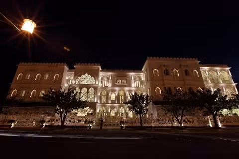 Được thiết kế theo dáng dấp của ngôi đền cổ Taj Mahal, một trong 7 kỳ quan thế giới, TajmaSago là khu nghỉ dưỡng cao cấp dành cho giới doanh nhân, các du khách trong và ngoài nước khi đến du lịch hoặc làm việc tại TP HCM.