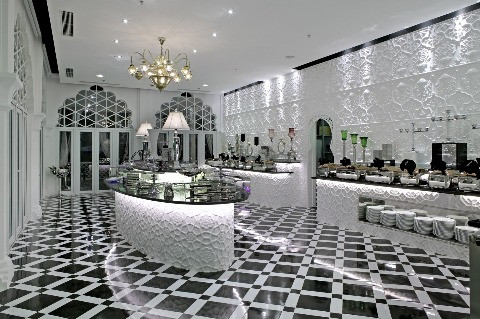 Thiết kế hành lang dẫn vào khu vực nhà hàng với đèn được chạm khắc tinh xảo bằng tay, mang từ Monaco về. Dọc theo lối đi là những bộ bàn ghế da màu đen. Đây là nơi để khách ngồi nghỉ ngơi, thư giãn và ngắm toàn cảnh lâu đài.