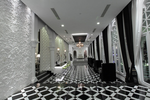 TajmaSago có tổng vốn đầu tư tới 15 triệu USD với 19 phòng. Thiết kế của lâu dài TajmaSago mang phong cách trắng - đen làm chủ đạo.