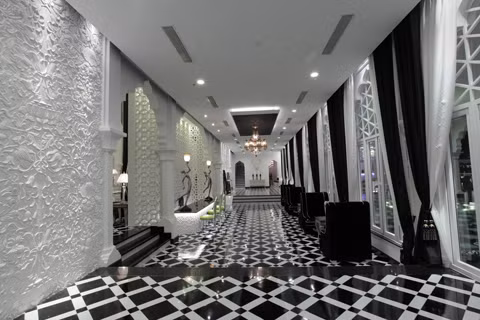 TajmaSago có tổng vốn đầu tư tới 15 triệu USD với 19 phòng. Thiết kế của lâu dài TajmaSago mang phong cách trắng - đen làm chủ đạo.