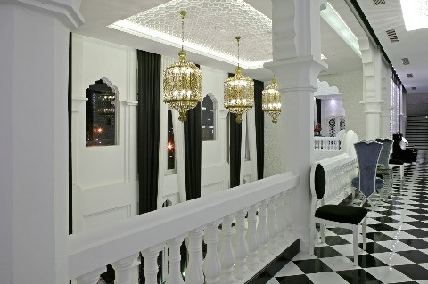 Vị trí sảnh chờ và lối dẫn vào các khu vực chức năng được trang trí như một cung điện với những bức tường chạm khắc tinh xảo.