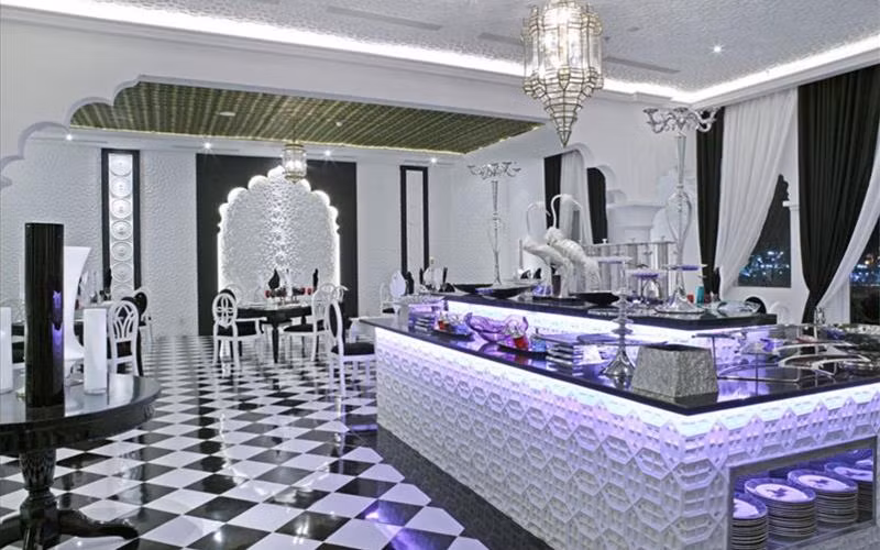 Lâu đài này có 2 nhà hàng Montalcino Ristorante Italiano (Italy) và Le Taj (Pháp) phục vụ điểm tâm, trưa và tối với thực đơn được thay đổi mỗi ngày.