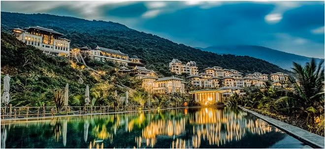 Được thiết kế bởi top 5 kiến trúc sư lừng danh thế giới Bill Bensley, khu nghỉ dưỡng InterContinental Danang Sun Peninsula Resort kết tinh giữa những giá trị thẩm mỹ, văn hóa đặc trưng của người Việt và sự sang trọng, đẳng cấp theo tiêu chuẩn hàng đầu thế giới. Hơn 180 phòng mở toang tầm nhìn ra vịnh biển riêng với nội thất gỗ, trang hoàng bởi lụa thêu tay và những vật liệu thủ công được chế tác cầu kỳ từ nhiều địa phương.