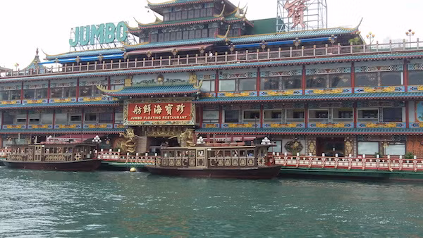 Jumbo Kingdom (Hong Kong): Kể từ năm 1976, một trong những điểm du lịch hàng đầu của Hong Kong chính là nhà hàng Jumbo Kingdom. Nhà hàng nổi này được neo đậu ở giữa cảng Aberdeen. Được thiết kế như một cung điện của Trung Quốc, nhà hàng khổng lồ này có thể chứa đến 2.300 thực khách, chuyên phục vụ các món ăn Trung Quốc.