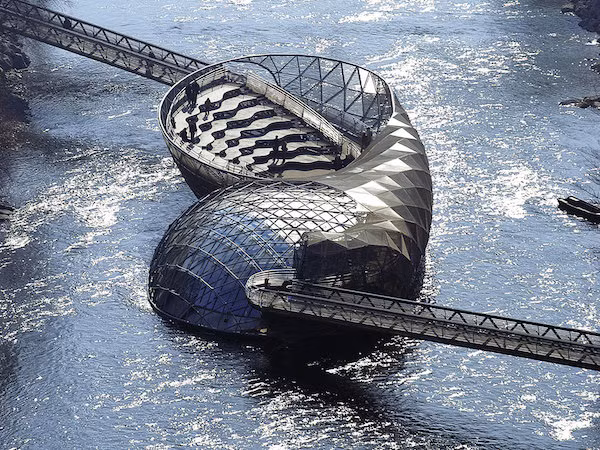 Quán Murinsel Cafe (Graz, Áo): Nhà hàng nổi nhân tạo này nằm ở giữa sông Mur. Nó được thiết kế bởi nghệ sĩ New York Vito Acconci vào dịp Graz trở thành Thủ đô Văn hóa của châu Âu năm 2003. Quán cà phê này là một nơi tuyệt vời để uống cà phê hay thưởng thức một ly cocktail.