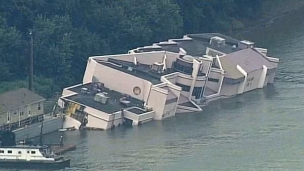 The Waterfront (Covington, Kentucky, Mỹ): Ông Jeff Ruby đã mở nhà hàng nổi trên sông The Waterfront ở Kentucky vào năm 1996. Thế nhưng sau nhiều năm hoạt động, nhà hàng đã gặp sự cố và bị chìm xuống sông hồi năm 2014.