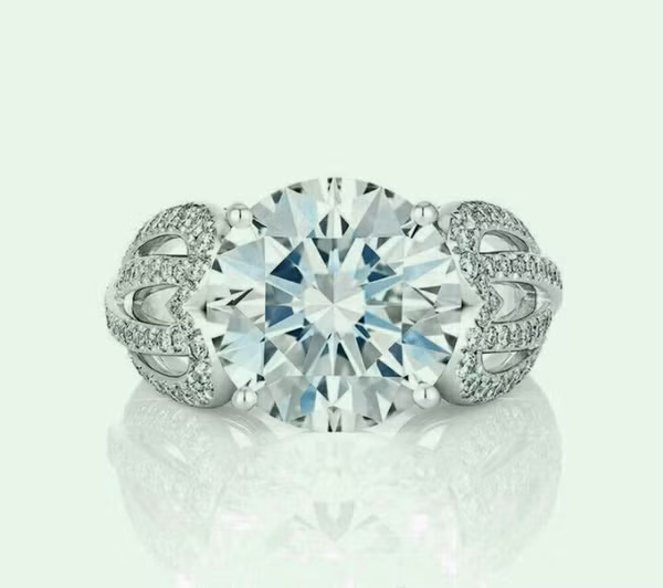 Từ lúc chọn lựa, thiết kế đến nạm kim cương mất hết 6 tháng. Theo Sina, chiếc nhẫn có giá 12 triệu NDT (1,85 triệu USD). Ảnh: DE BEERs.