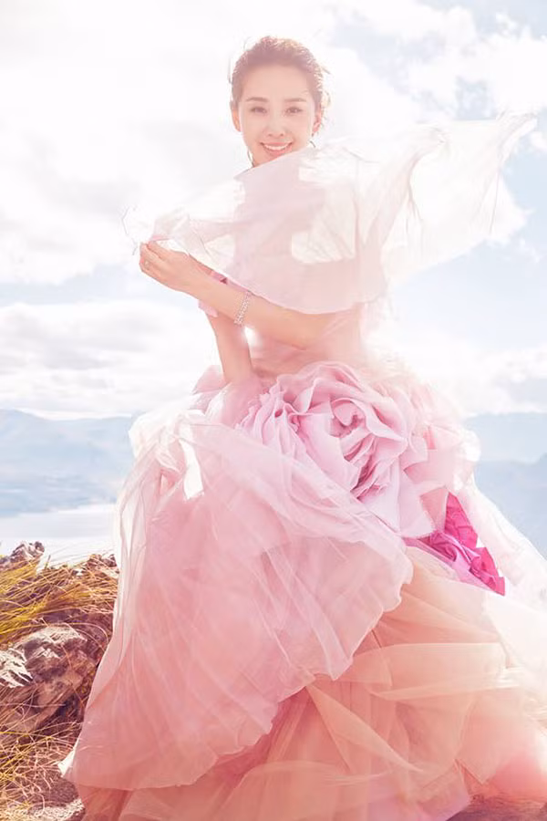 Chiếc váy hồng trước đó Lưu Thi Thi mặc trong bộ ảnh cưới nằm trong bộ sưu tập mùa thu 2014 của Vera Wang. Ảnh: Ifeng.