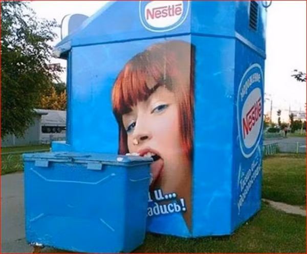 Thật không may khi thùng rác lại đặt cạnh biển quảng cáo Nestle nên đã gây hiểu nhầm cho người qua đường.