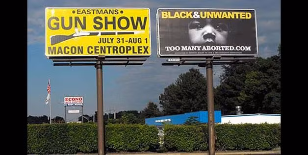 Biển quảng cáo triển lãm súng và trang web người da màu đặt cạnh nhau dễ gây hiểu lầm về phân biệt chủng tộc.